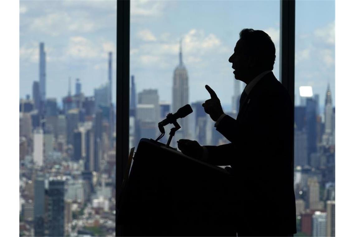 New Yorks Gouverneur Andrew Cuomo spricht über die Aufhebung der Corona-Einschränkungen. Foto: Seth Wenig/AP/dpa