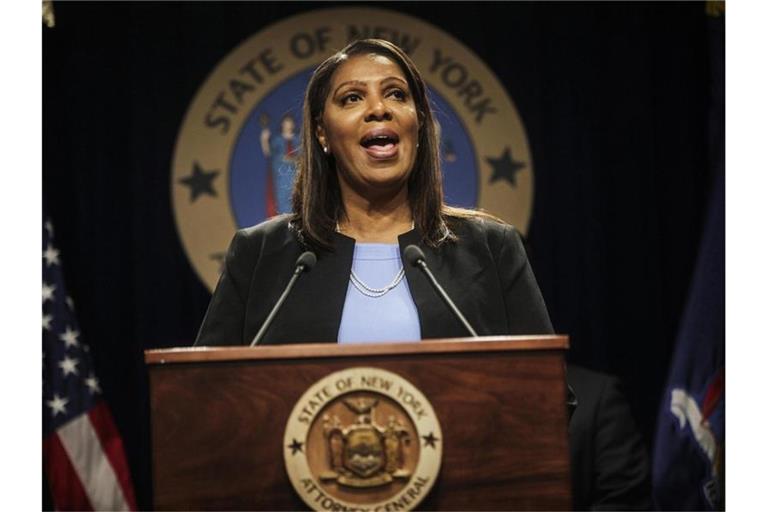 New Yorks Justizministerin Letitia James spricht auf einer Pressekonferenz. Im Rechtsstreit um süchtig machende Schmerzmittel haben vier große US-Pharmakonzerne einen milliardenschweren Vergleich angenommen. Foto: Byron Smith/TNS via ZUMA Wire/dpa