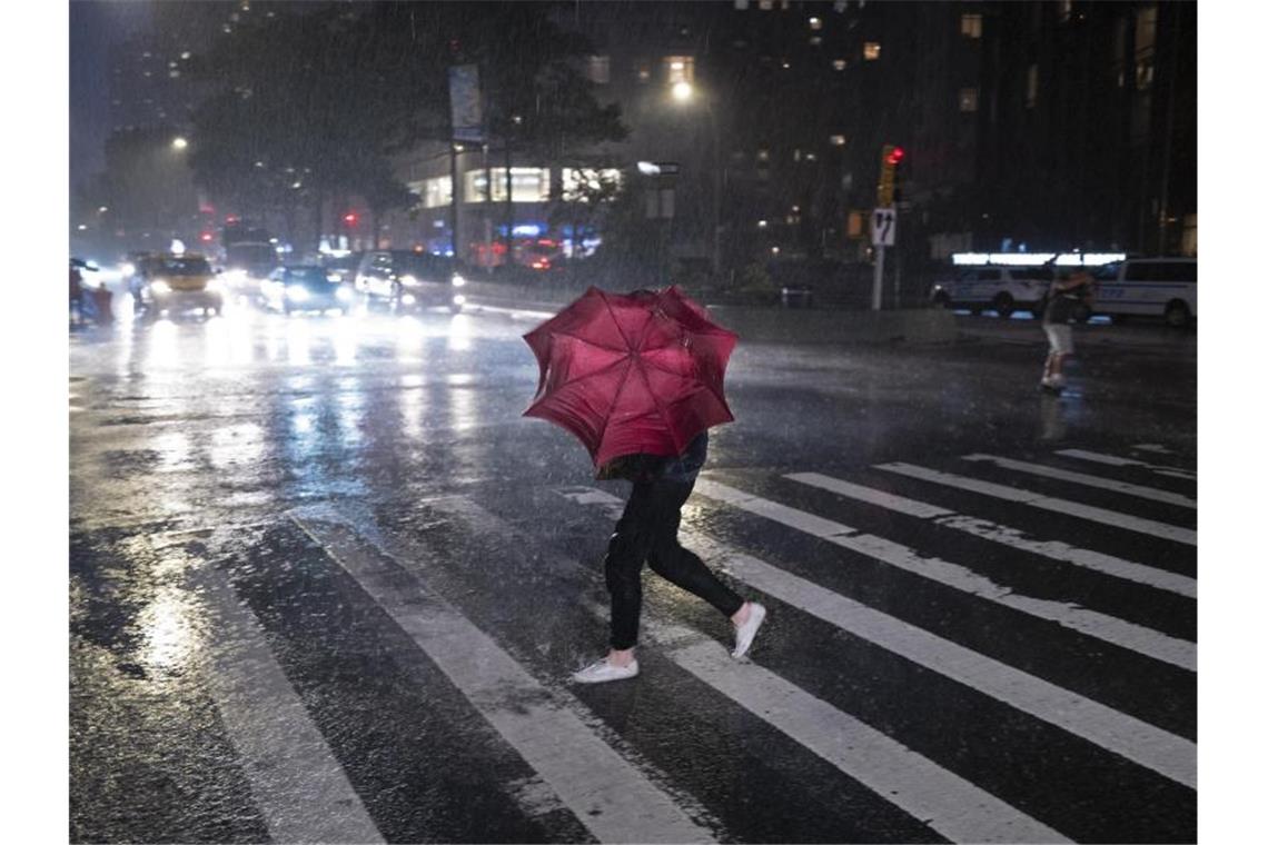 Mehrere Tote nach Extremwetter und Land unter in New York New Yorks Straßen sind so gut wie leer. Foto: Craig Ruttle/AP/dpa