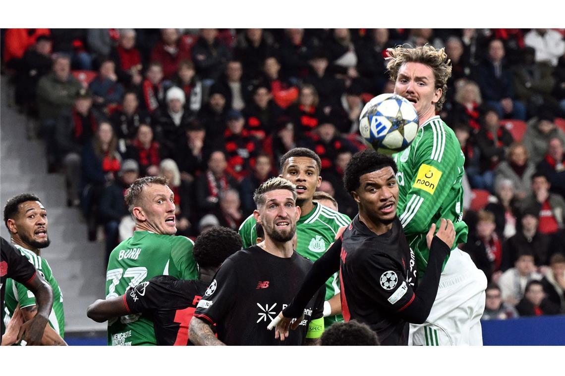 Newcastle-Profi Nick Woltemade (rechts) bei der Champions League-Partie gegen Bayer Leverkusen.
