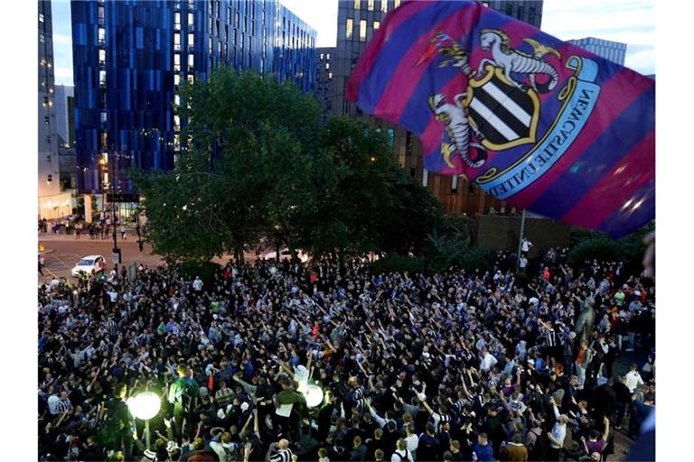 Newcastle-United-Fans feiern die Übernahme durch den saudischen Staatsfond „Public Investment Fund“. Foto: Owen Humphreys/PA Wire/dpa