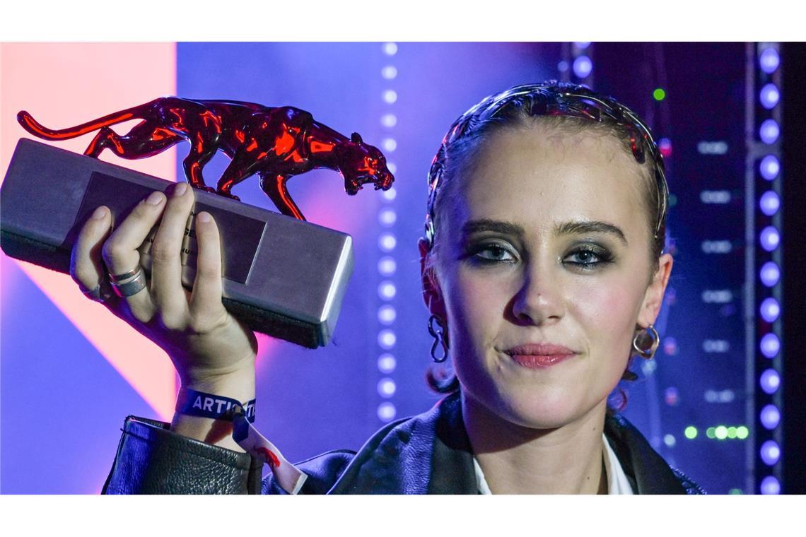Newcomerin Paula Engels holt sich den New Faces Award Musik