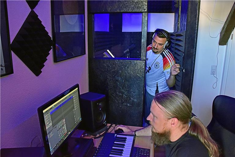 Newroz Kanat (im Trikot) aus Weissach im Tal rappt in der schallgedämpften Kabine und wartet mit „Produzent“ Dirk Rohoff von der mobilen Jugendarbeit gespannt auf das musikalische Ergebnis. Foto: Tobias Sellmaier