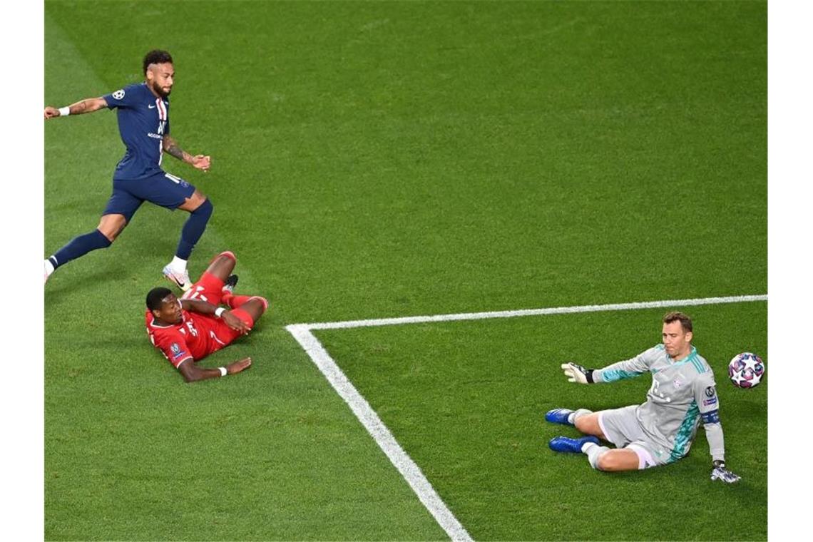 „King“ Coman krönt die Bayern - Flicks Triple-Schachzug Neymar (l) fand in Bayern-Keeper Manuel Neuer (r) seinen Meister. Foto: Laurence Griffiths/Getty Images via UEFA/dpa
