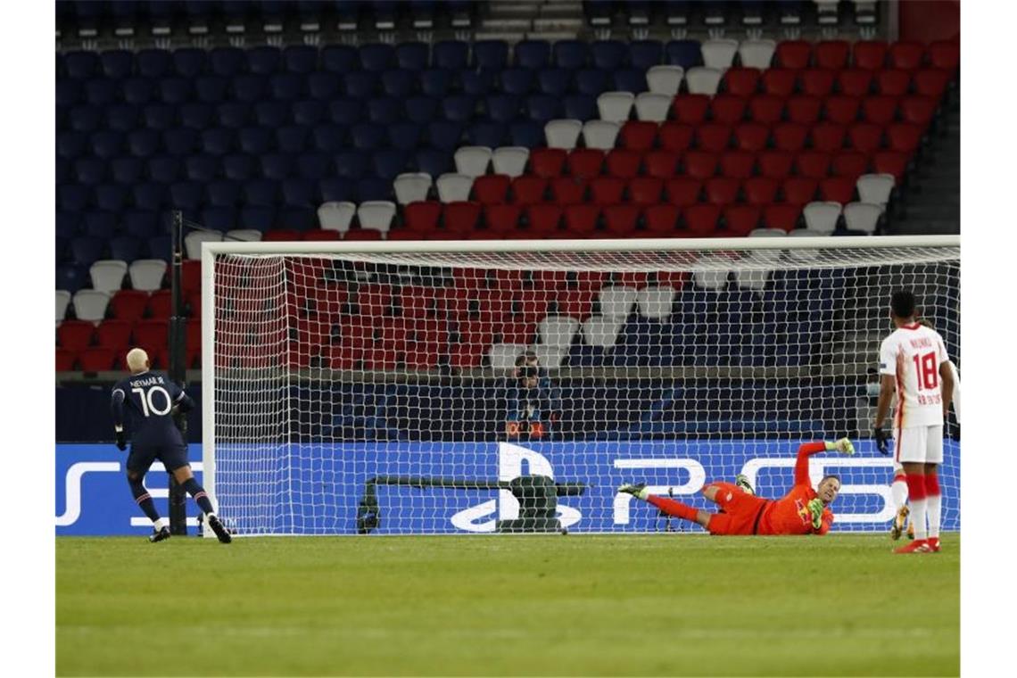 Neymar trifft - RB Leipzig verpasst Coup bei PSG Neymar (l) schoss PSG im heimischen Prinzenpark letztlich zum Sieg. Foto: Thibault Camus/AP/dpa