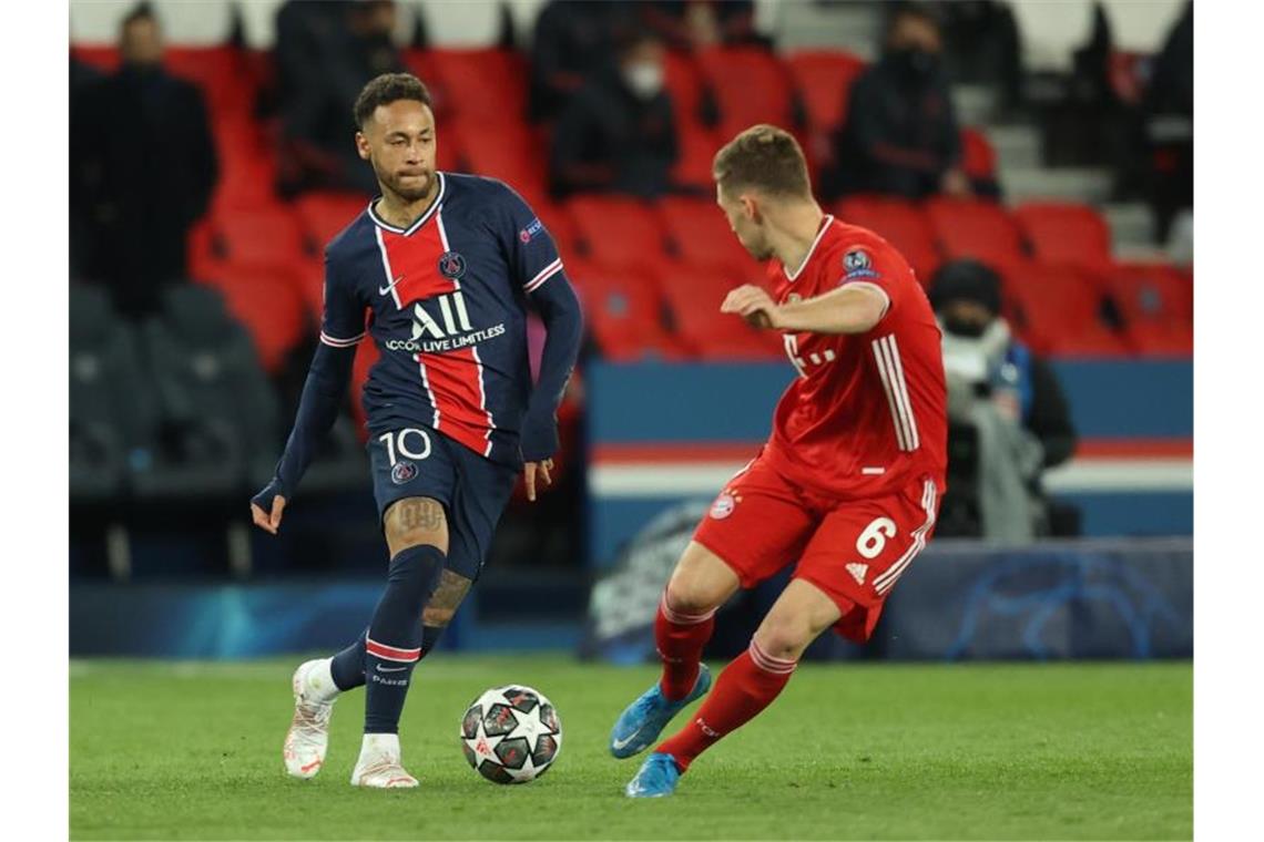 Diesmal keine Tränen: Neymar jubelt und tröstet Neymar von Paris Saint-Germain (l) und Joshua Kimmich vom FC Bayern München kämpfen um den Ball. Foto: Sebastien Muylaert/dpa