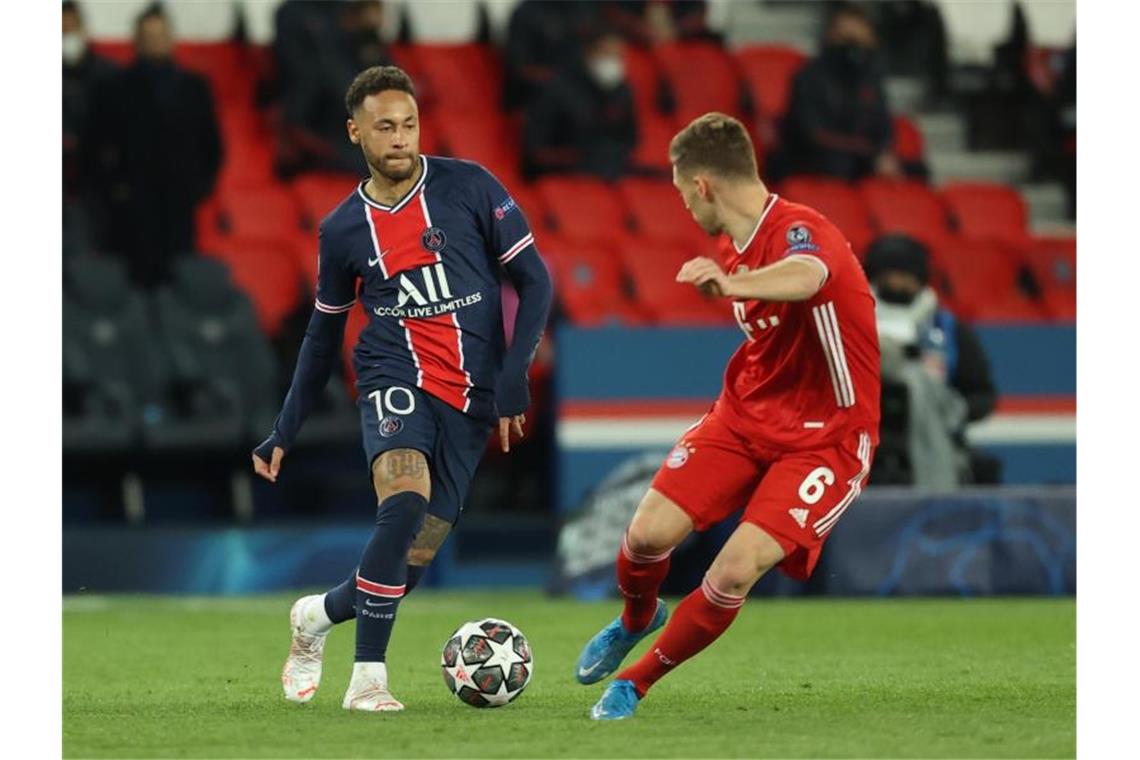 Sieg reicht nicht: Bayern-K.o. gegen Paris Saint-Germain Neymar von PSG (l) und Münchens Joshua Kimmich kämpfen um den Ball. Foto: Sebastien Muylaert/dpa