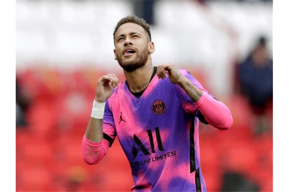 Offiziell: Neymar bleibt bis 2025 bei Paris Saint-Germain Neymar war 2017 für die Rekordablösesumme von 222 Millionen Euro vom FC Barcelona zu PSG gewechselt. Foto: Thibault Camus/AP/dpa