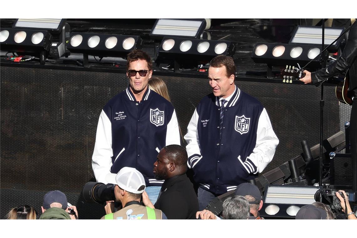 Auf dem Feld, bei der Halbzeitshow, auf der Tribüne:  Promis  beim Super Bowl