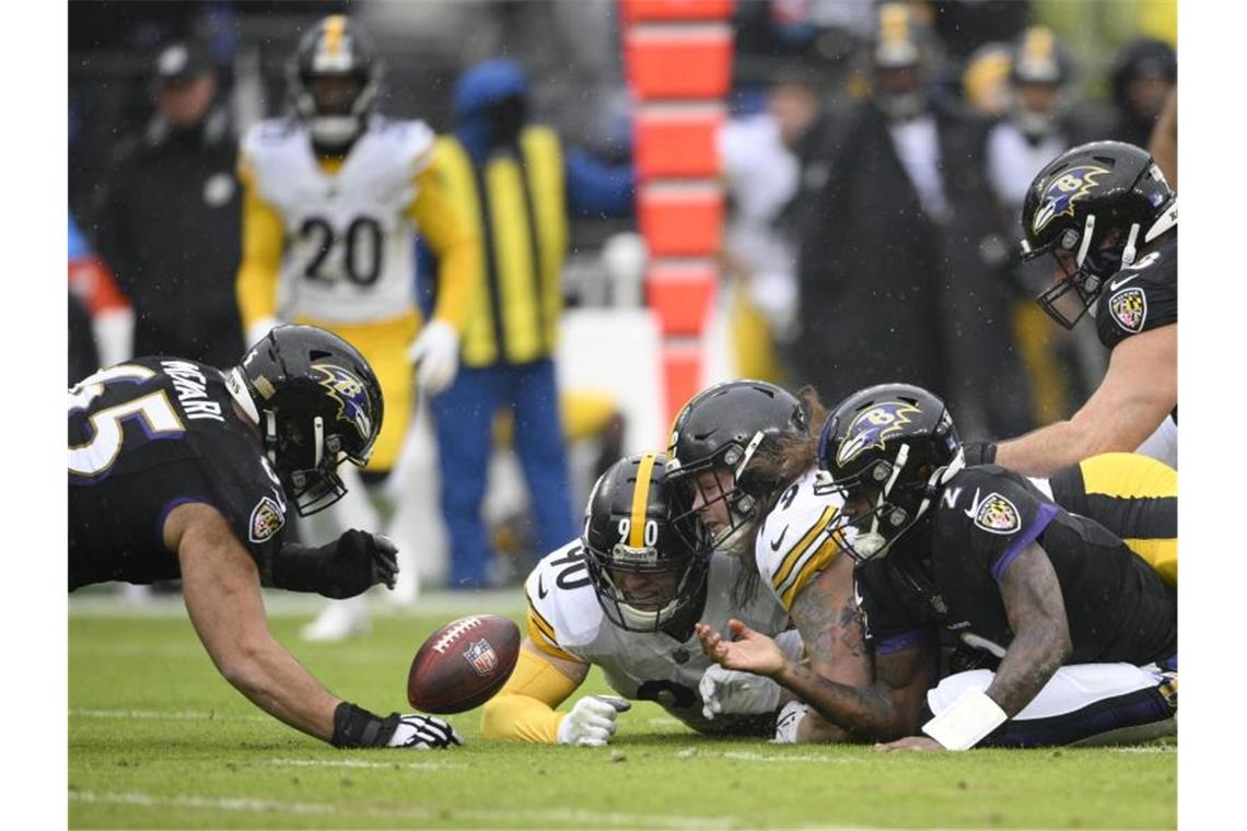 Roethlisberger bekommt ein Extra, St. Brown Respekt NFL-Spieler der Pittsburgh Steelers und Baltimore Ravens in Aktion. Foto: Nick Wass/AP/dpa