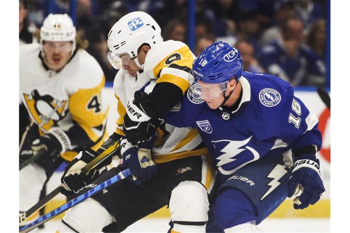 NHL-Champion Tampa Bay Lightning (blaue Trikots) startete mit einer Niederlage gegen die Pittsburgh Penguins in die Saison. Foto: Dirk Shadd/Tampa Bay Times via ZUMA Press/dpa