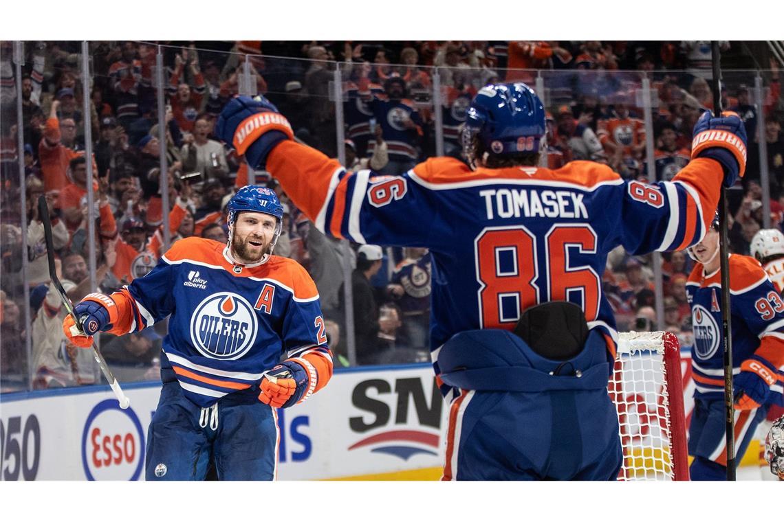 NHL-Eishockeyspieler Leon Draisaitl (l) feiert den 400. Treffer in seiner Karriere beim Spiel seiner Edmonton Oilers gegen die Calgary Flames.