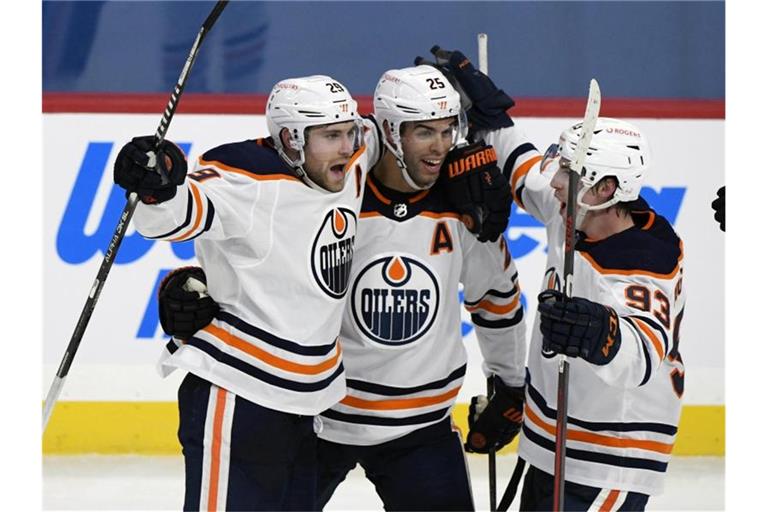 NHL-Star Leon Draisaitl (l) erzielte den entscheidenden Treffer für die Edmonton Oilers. Foto: Fred Greenslade/The Canadian Press/AP/dpa