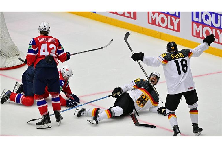 NHL-Star Tim Stützle jubelt über seine ersten WM-Punkte.