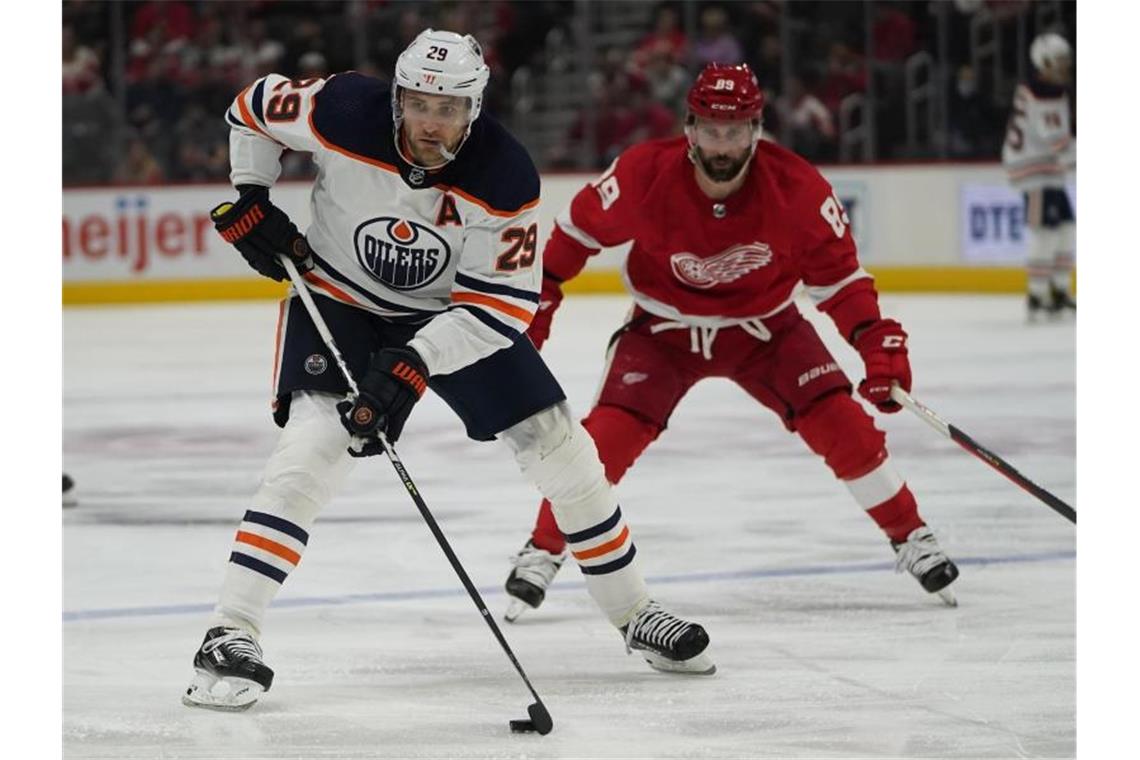 NHL-Superstar Leon Draisaitl (l) verlor mit den Edmonton Oilers. Foto: Paul Sancya/AP/dpa