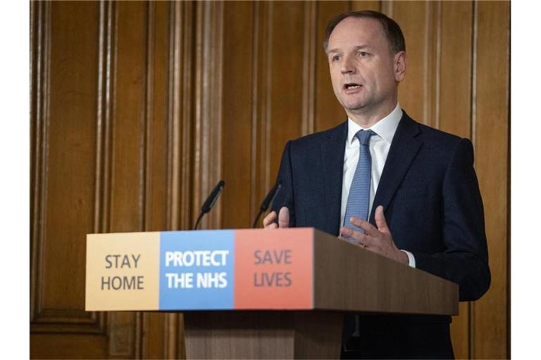 NHS-Chef Simon Stevens: „Ausgerechnet jetzt sind wir wieder im Auge des Sturms, der mit einer zweiten Corona-Welle durch Europa und auch durch unser Land fegt.“. Foto: Pippa Fowles/10 Downing Street/dpa