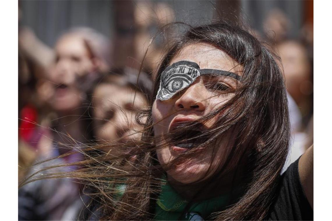 „Ni una menos“ (Nicht eine weniger) steht auf dem Augenpflaster einer Demonstrantin bei einem Protest gegen die Gewalt gegen Frauen. Foto: Sebastian Beltran Gaete/Agencia Uno/dpa