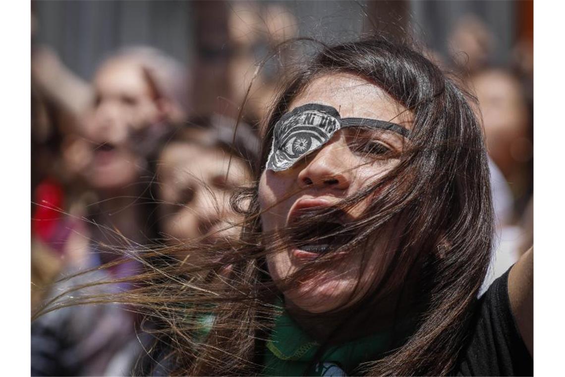 Frauen in Mexiko erheben ihre Stimme gegen Femizide „Ni una menos“ (Nicht eine weniger) steht auf dem Augenpflaster einer Demonstrantin bei einem Protest gegen die Gewalt gegen Frauen. Foto: Sebastian Beltran Gaete/Agencia Uno/dpa