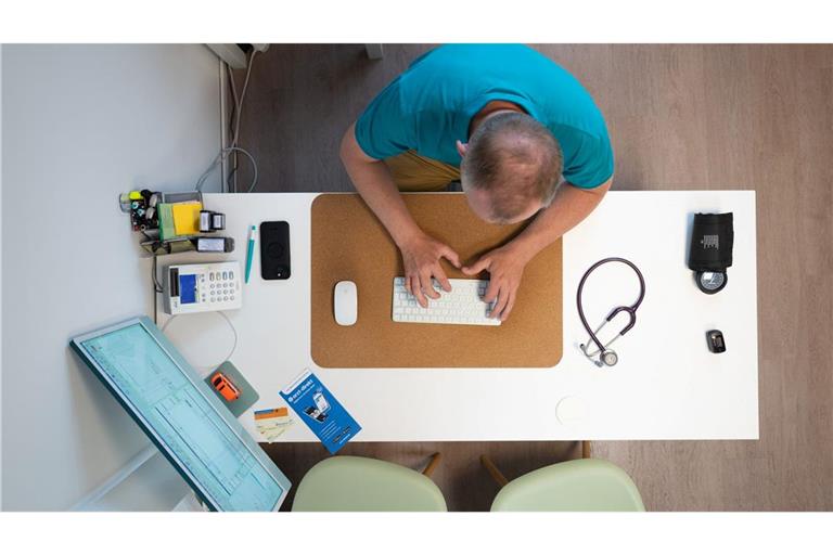 Nicht alle Praxen haben sie, nur ganz wenige Patientinnen und Patienten nutzen sie bisher: die elektronische Patientenakte. (Archivbild)