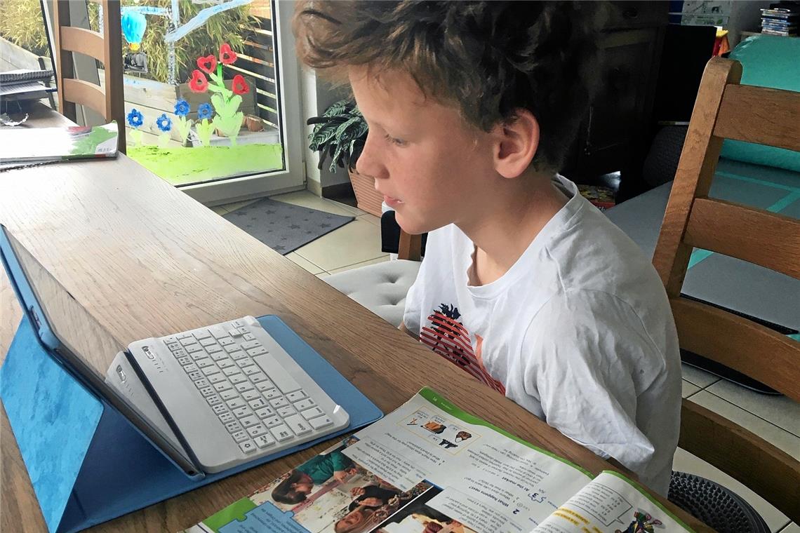 Medienzentrum leiht Notebooks aus Nicht alle Schüler haben die notwendigen technischen Geräte, um digitalem Unterricht folgen zu können. Das Kreismedienzentrum Rems-Murr unterstützt die Kinder und Jugendlichen in solchen Fällen durch den Verleih mobiler Endgeräte. Foto: Landratsamt