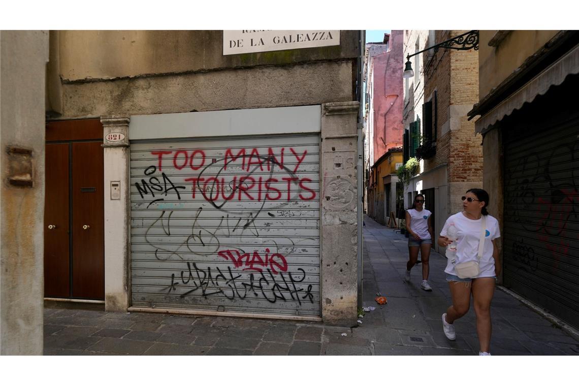 Venedig: Platzverweise für Touris, Fußfesseln für Diebe? Nicht alle Touristen sind willkommen: Laut Regionalpräsident Zaia will die Region "kein fruchtbarer Boden für den Proletentourismus werden". (Symbolbild)