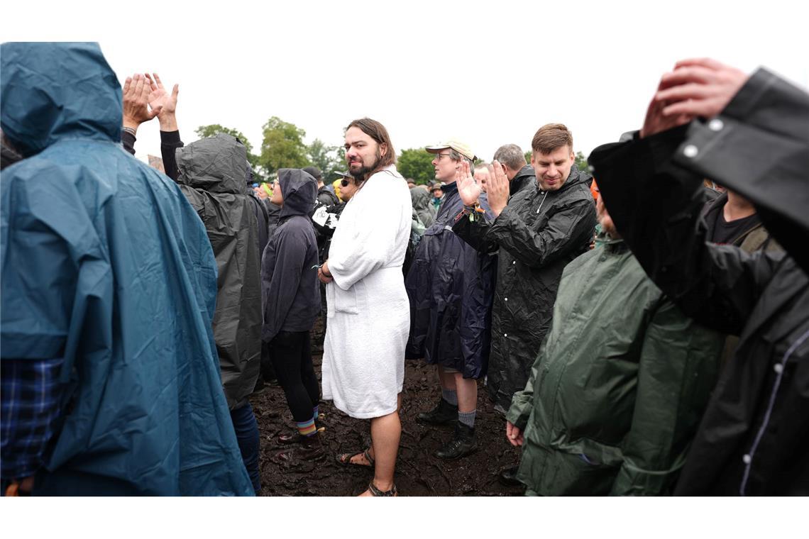 Nicht alle tragen Regenjacke.