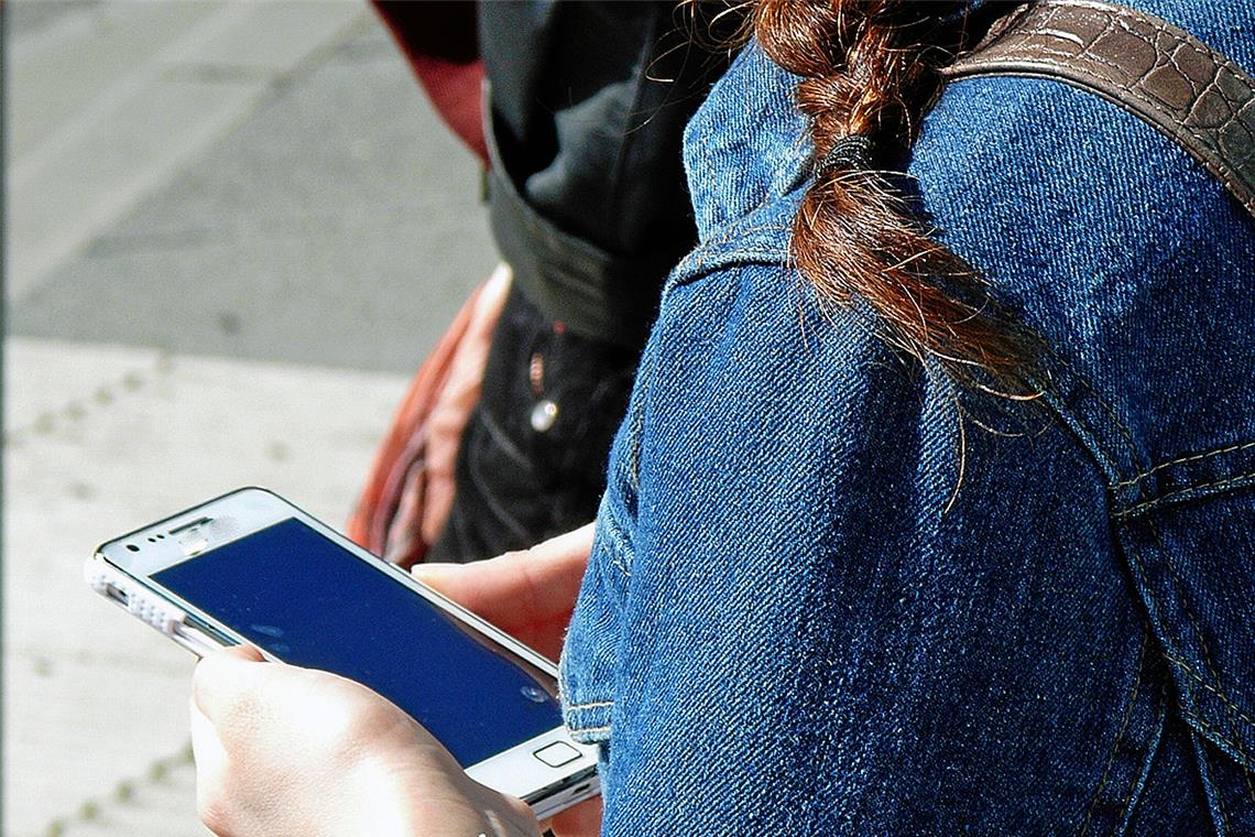 Erst denken, dann klicken Nicht alles, was einem aufs Handy geschickt wird, sollte man bedenkenlos anklicken oder gar weiterleiten. Foto: Lupo/pixelio.de