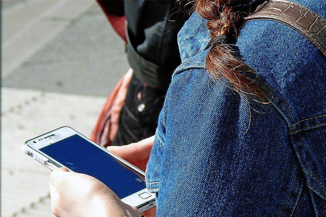 Nicht alles, was einem aufs Handy geschickt wird, sollte man bedenkenlos anklicken oder gar weiterleiten. Foto: Lupo/pixelio.de