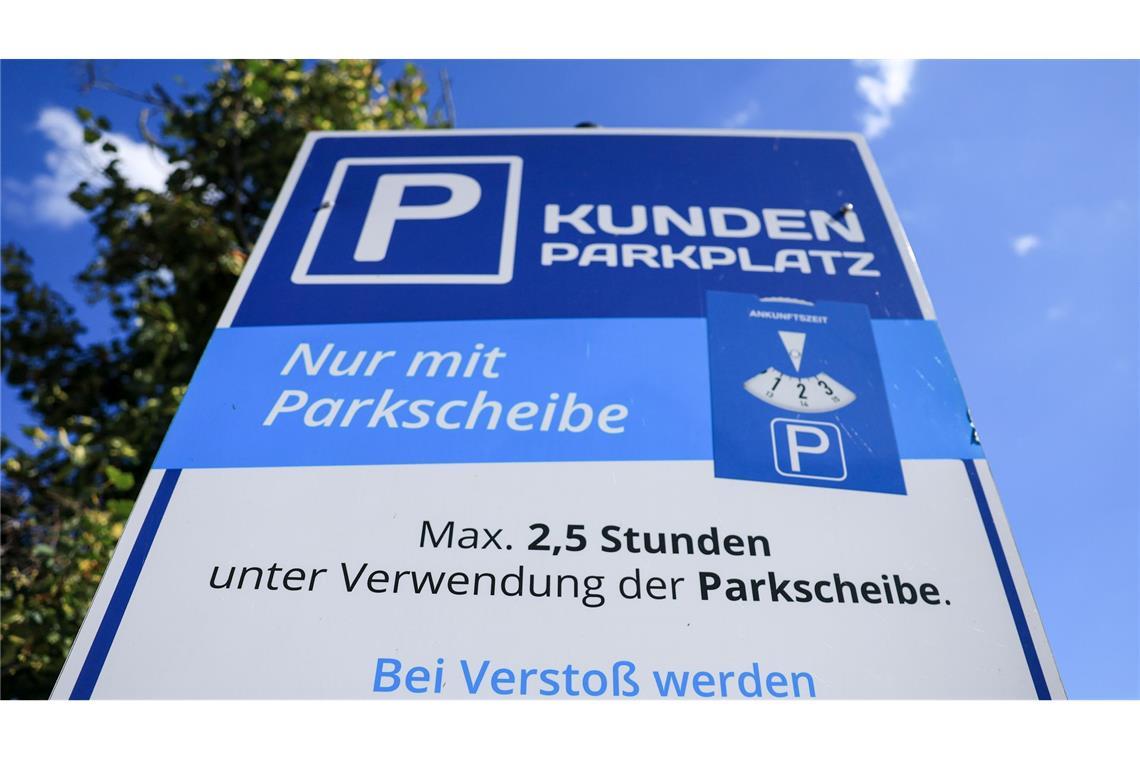 Verbraucherzentralen: Ärger über Parkplatzfirmen wächst Nicht an allen Parkplätzen seien die Parkbedingungen ausreichend ausgeschildert, kritisieren Verbraucherschützer. (Archivbild)