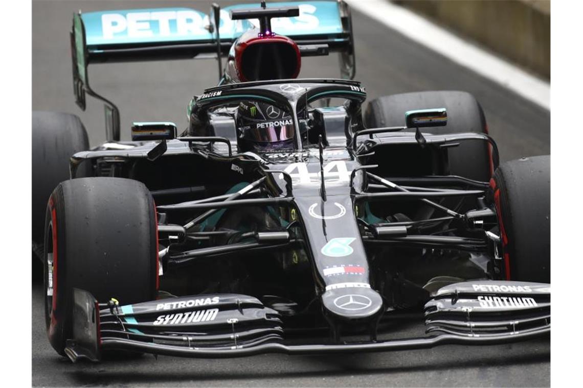 Nicht einzuholen: Lewis Hamilton fährt im Training Tagesbestzeit. Foto: Ben Stansall/Pool AFP/AP/dpa