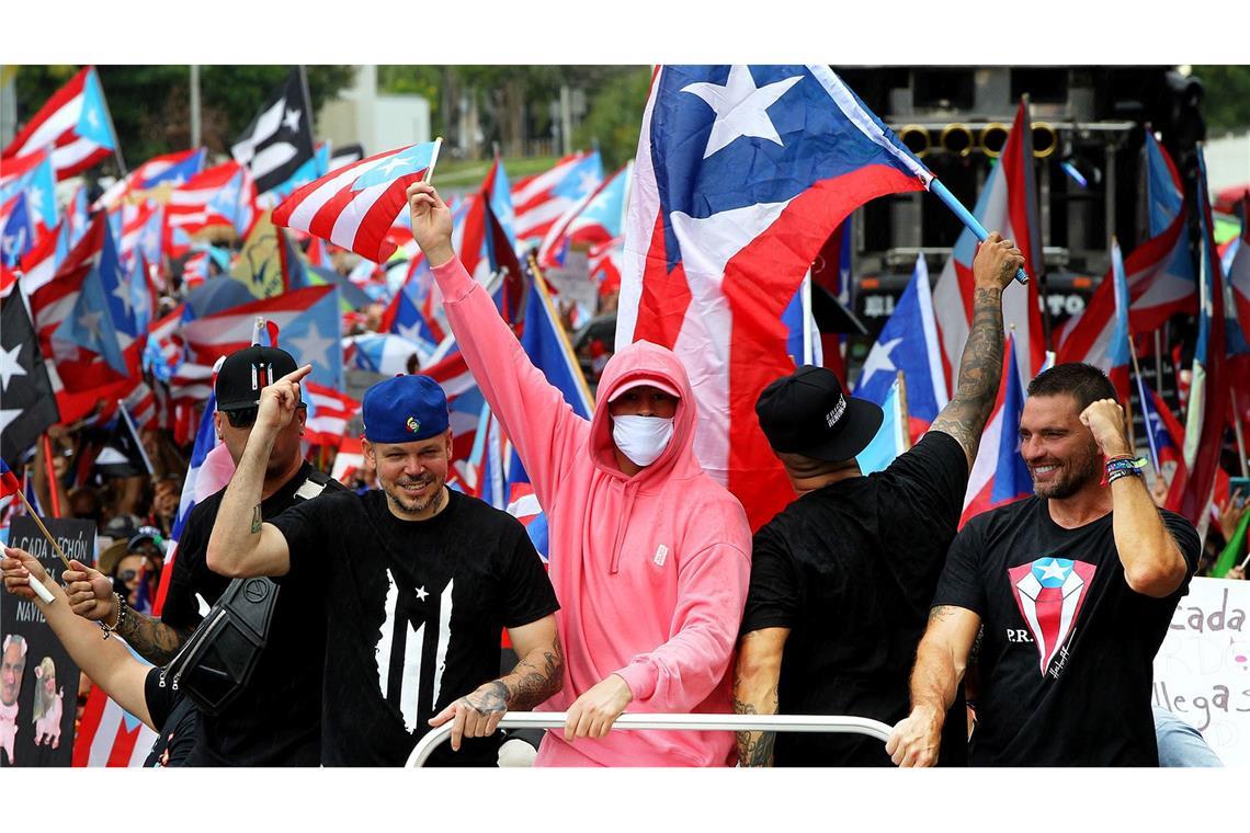 Nicht erst seit gestern ist der Latin-Rap- und Reggaeton-Sänger politisch. Hier feiert er im Jahr 2019 lachsfarben nach tagelangen Massenprotesten den angekündigten Rücktritt des Gouverneurs von Puerto Rico. (Archivbild)