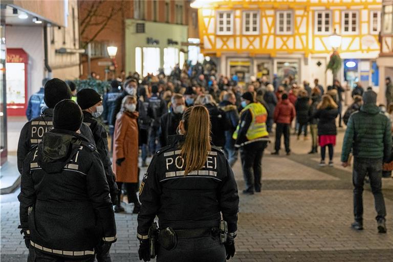 Nicht genehmigte Coronademo beziehungsweise sogenannter Montagsspaziergang in Backnang. Foto: Alexander Becher