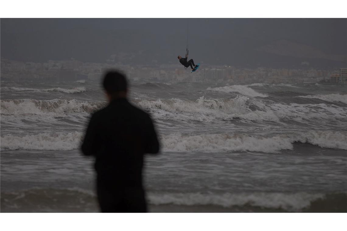 Nicht gerade gemütliches Strandwetter auf Mallorca, aber ideale Bedingungen für Kitesurfer.