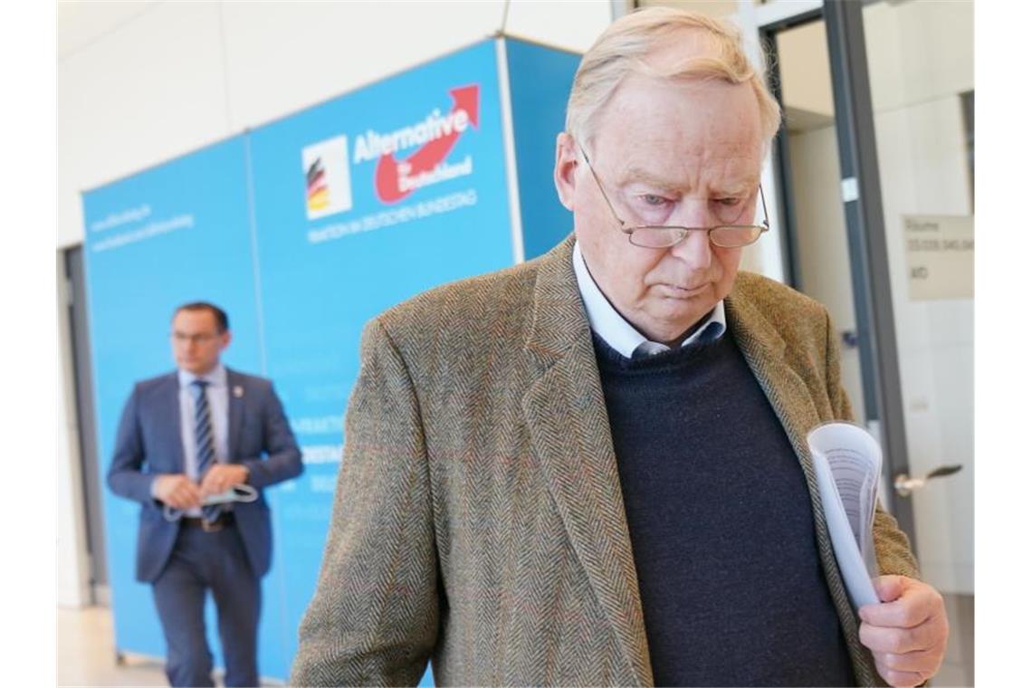 Nicht gerade in bester Stimmung: Der Vorsitzende der AfD-Bundestagsfraktion, Alexander Gauland. Im Hintergrund: AfD-Bundessprecher Tino Chrupalla. Foto: Michael Kappeler/dpa