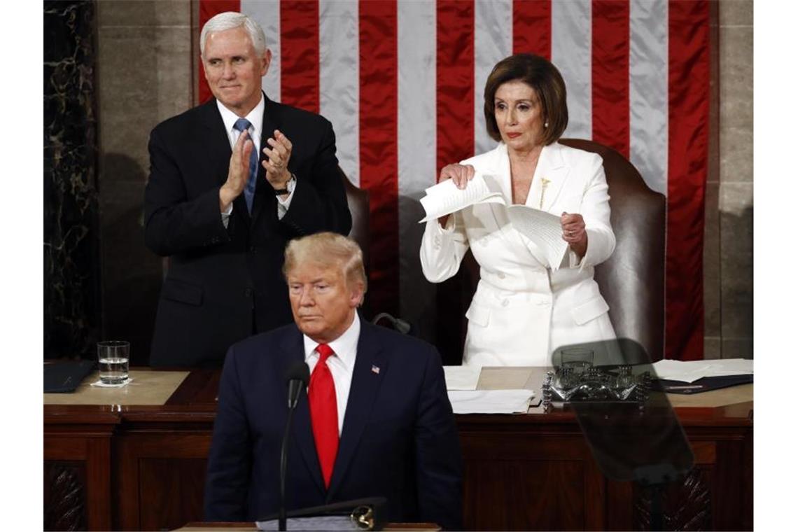 Trump lobt seine Bilanz - Demokratin Pelosi zerreißt Rede Nicht gut aufeinander zu sprechen: Nancy Pelosi und US-Präsident Trump. Foto: Patrick Semansky/AP/dpa