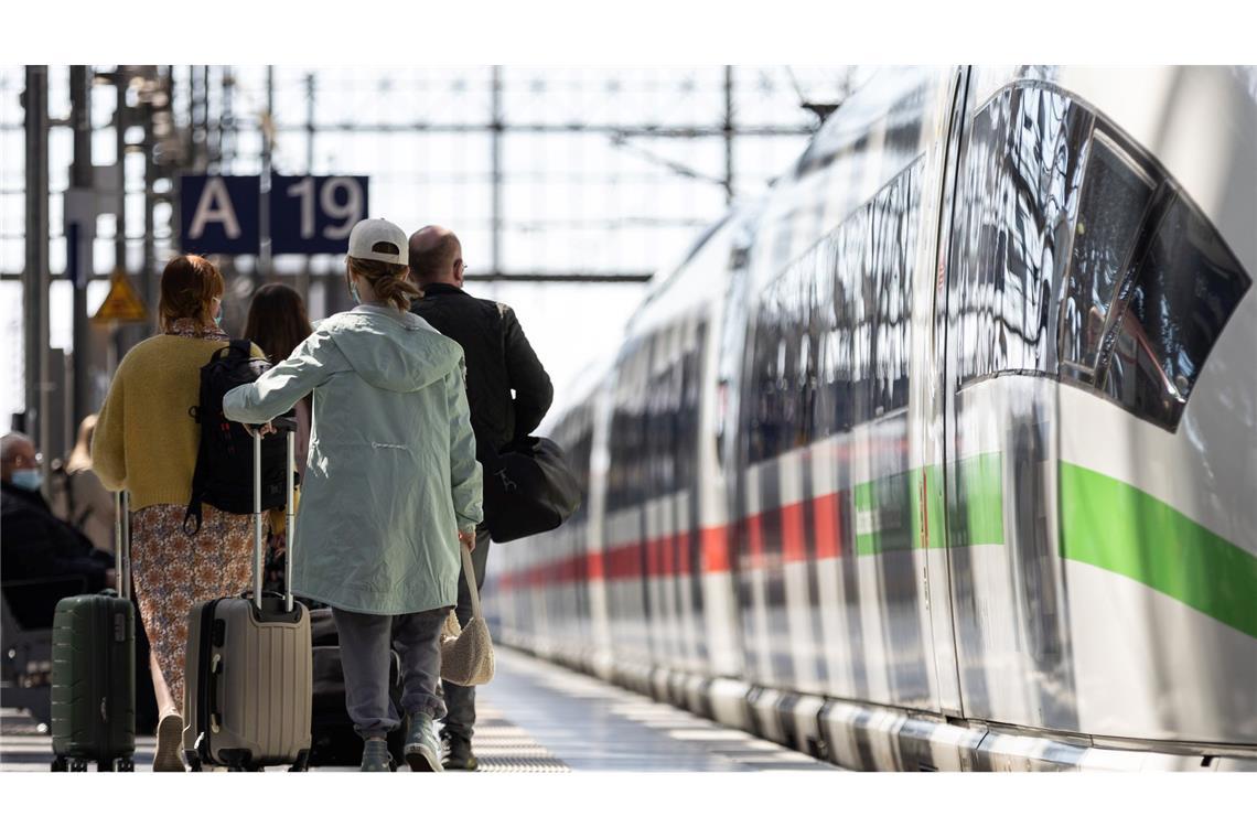 Bahn will Auslastung der Züge mit Rabattaktionen erhöhen Nicht immer voll: Die Fernzüge der Deutschen Bahn. (Archivbild)