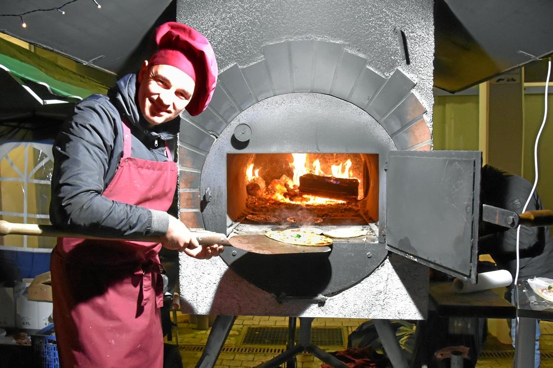 Weihnachtsmärkte in der Region: Zwischen Nostalgie und Partystimmung Nicht länger als drei Minuten sollen die Flammkuchen im 400 Grad heißen Holzofen backen. Louis Klöpfer braucht dafür in Auenwald aber keine Stoppuhr.