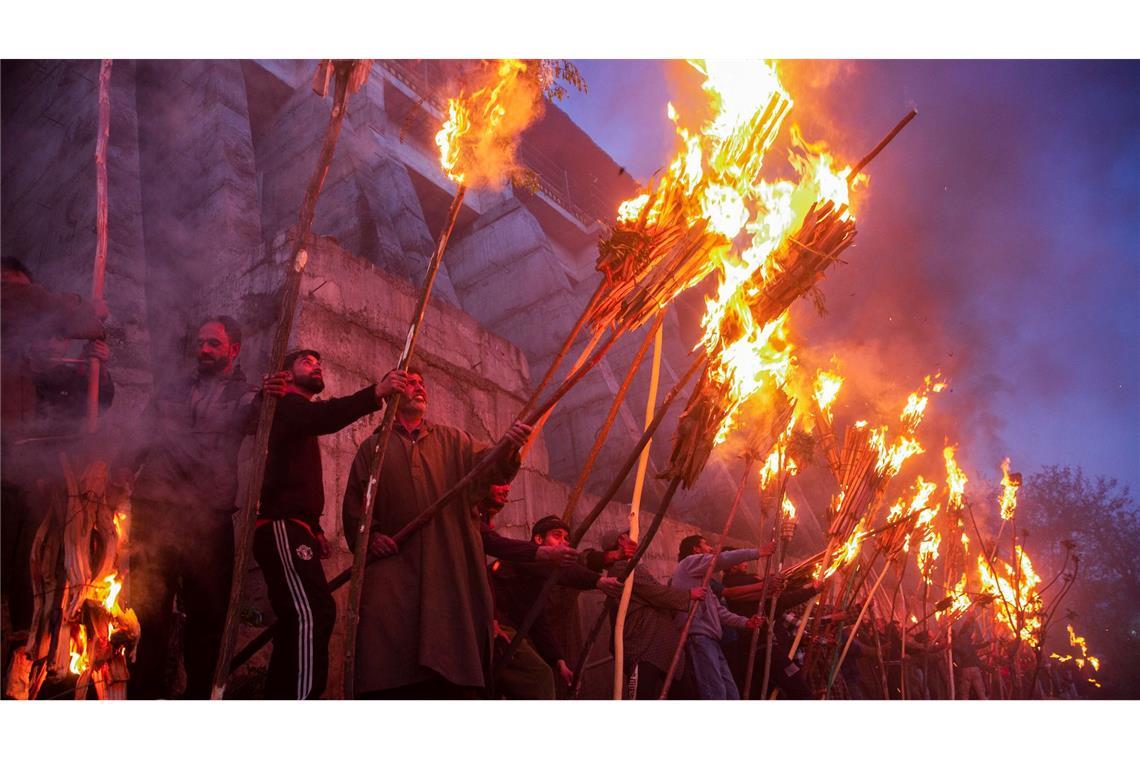 Bilder des Tages Nicht lange fackeln: Dorfbewohner halten Fackeln aus Kiefernholz während eines Fackelfestes im Dorf Aishmuqam, etwa 70 km südlich von Srinagar im indischen Kaschmir.