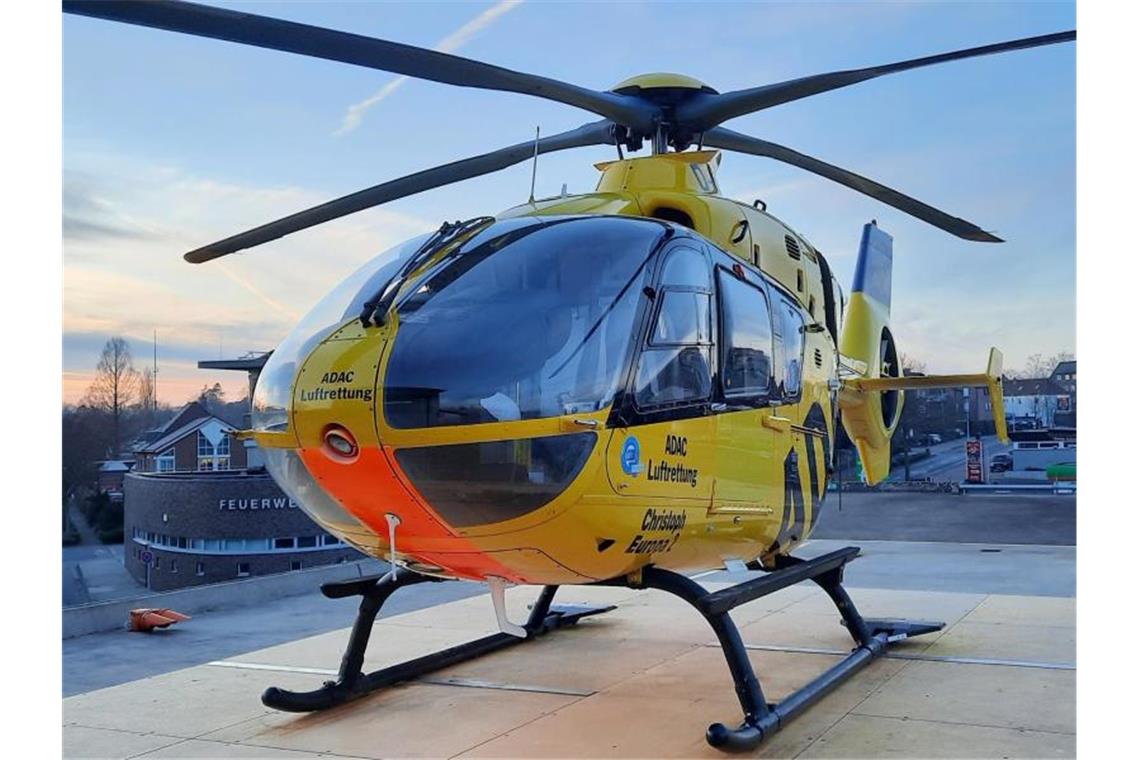 Nicht mal der Helikopter Christoph Europa 2 ist für den kleinen Martin Timotheus aus Nordrhein-Westphalen schnell genug gewesen. Foto: ADAC Luftrettung/dpa