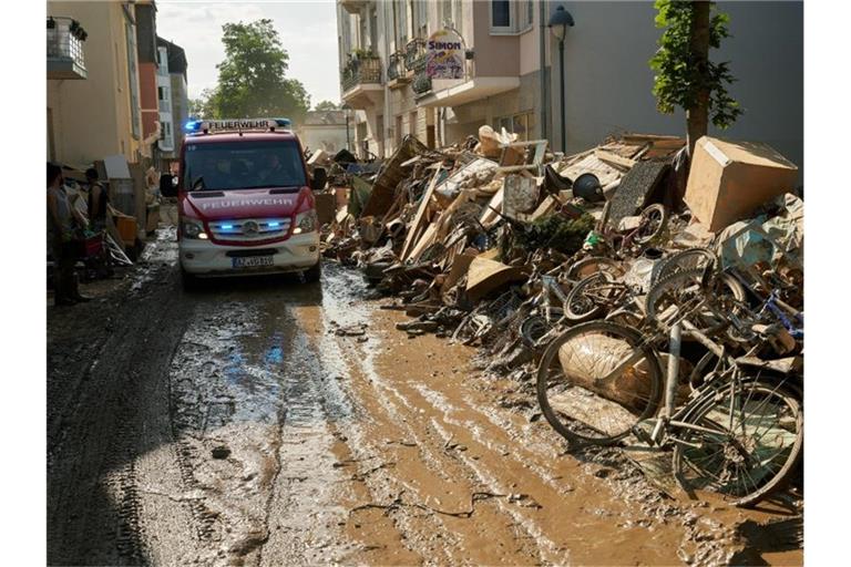 Nicht mehr brauchbar: In Bad Neuenahr in Rheinland-Pfalz stapeln sich Gegenstände, die nach der Hochwasserkatastrophe auf dem Sperrmüll landen. Foto: Thomas Frey/dpa