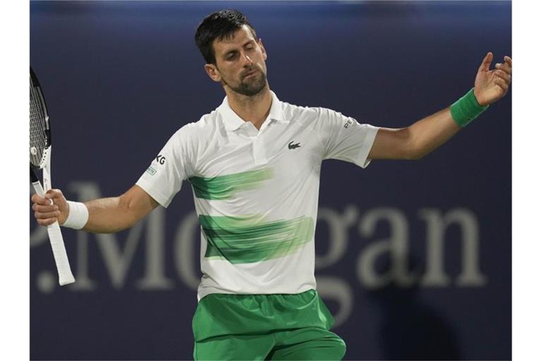 Nicht mehr Erster der Weltrangliste: Novak Djokovic reagiert nach einem verlorenen Punkt. Foto: Kamran Jebreili/AP/dpa