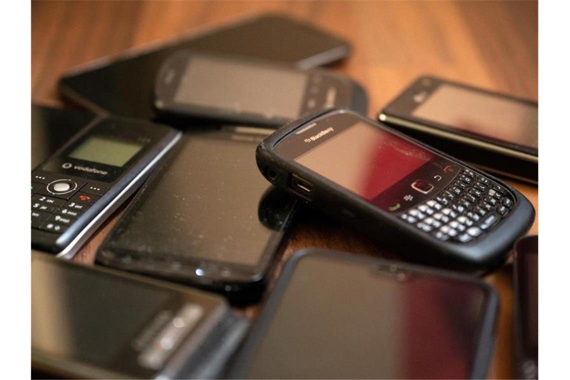 Nicht mehr zu gebrauchen - alte Handys. Foto: Lisa Ducret/dpa