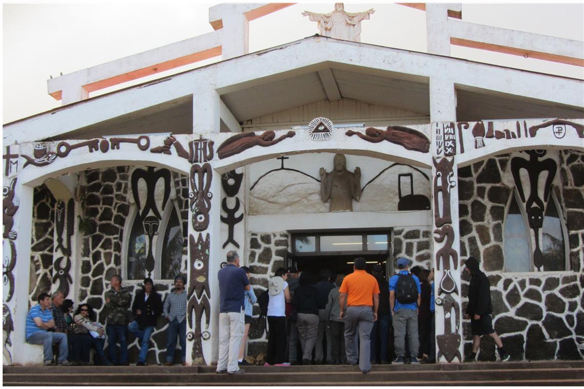 Nicht nur an Ostern ist die Kirche auf der Osterinsel voll – rund 90 Prozent der knapp 8000 Bewohner sind katholisch.