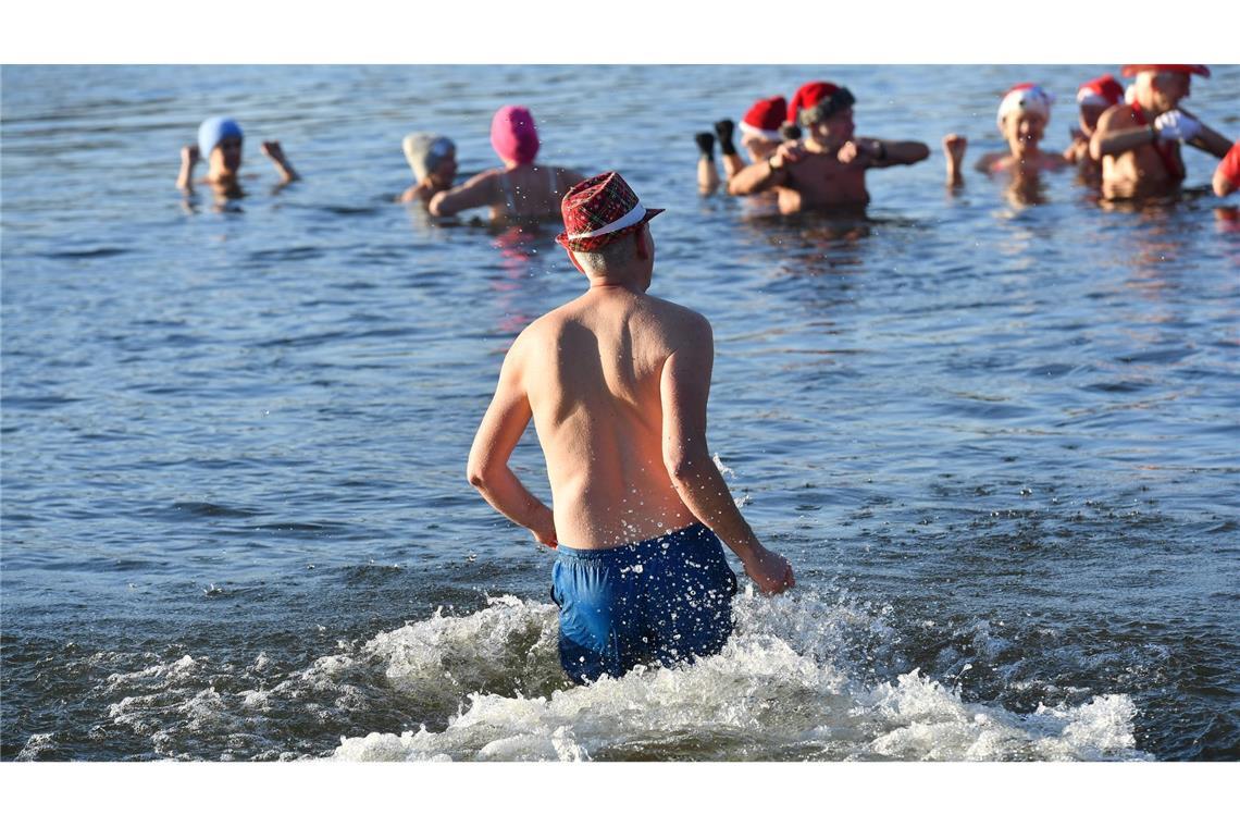 Nicht nur an Weihnachten und Neujahr baden die Berliner Seehunde bei eiskalten Temperaturen im Berliner Orankesee.