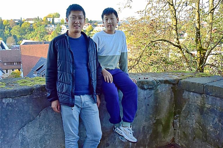 Nicht nur Andreas Liu, sondern auch sein Vater Zhen Liu knobelt gerne. Foto: Tobias Sellmaier