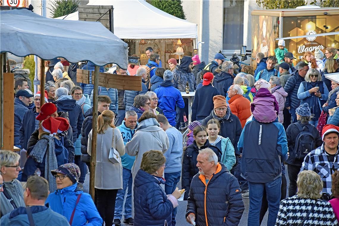 Weihnachtsmarkt lockt Besucher nach Spiegelberg-Jux Nicht nur aus Spiegelberg, sondern auch aus dem weiteren Umland kommen Gäste. Foto: Tobias Sellmaier