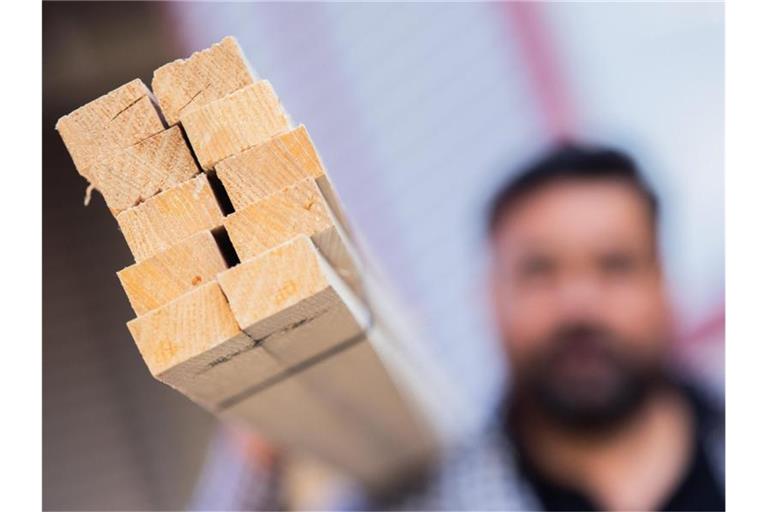 Nicht nur bei Mikroprozessoren gibt es Lieferprobleme. Auch Stahl, Aluminium, Kupfer, Kunststoffe und Holz sind knapp. Foto: Rolf Vennenbernd/dpa