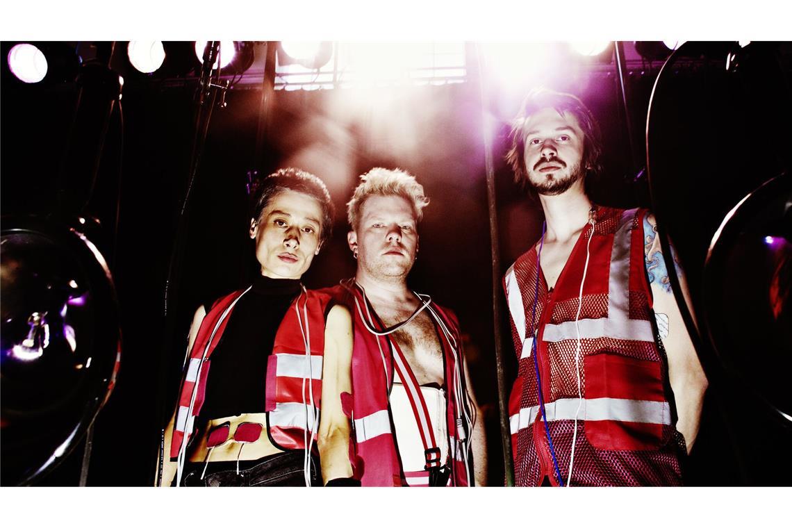 Wie überleben, wenn die Rechten kommen? Nicht nur das Leben, die ganze Welt scheint aktuell eine Baustelle: Antworten auf drängende Fragen gibt in der Rampe auch das Teatru-Spalatorie aus Moldawien in „Playing on Nerves. A Punk Dream“.