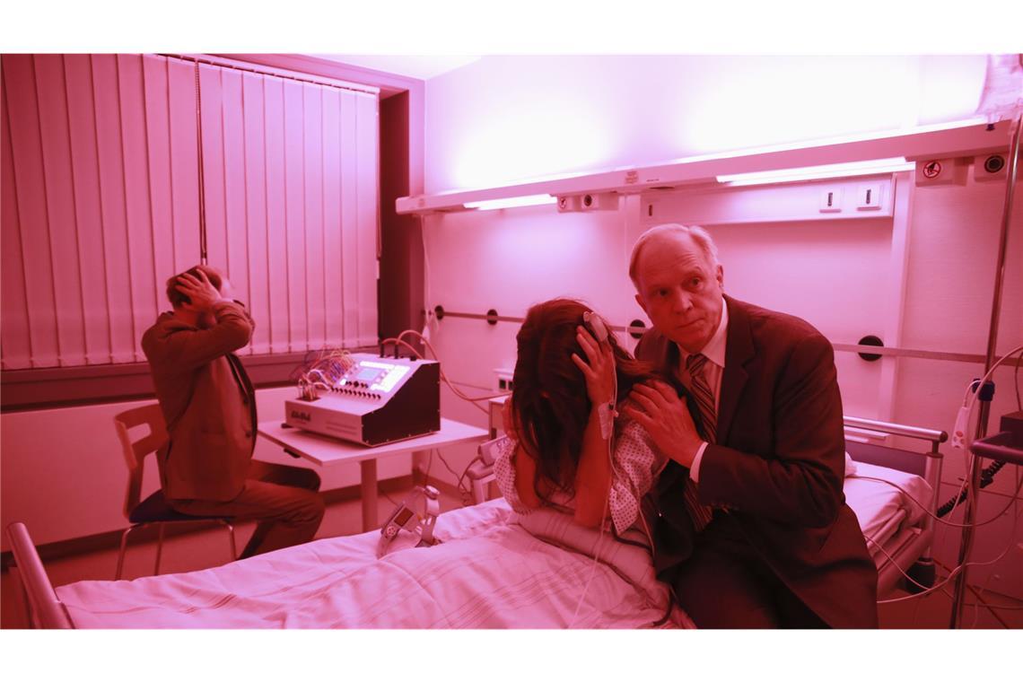 Nicht nur den Zuschauern bereitet die Suche nach dem Kind Kopfzerbrechen. Von links: Psychiater  Schneider (Robert Gwisdek), Mutter Eva Hütter (Nadine Dubois) und Felix Murot (Ulrich Tukur).