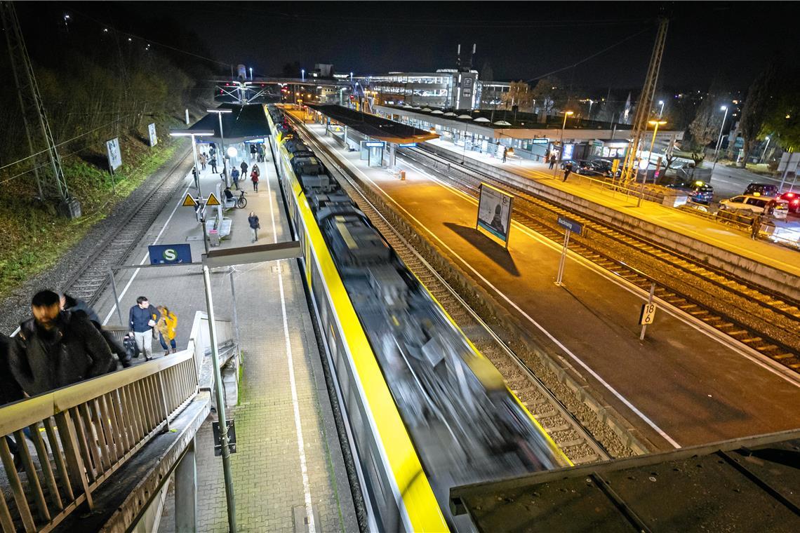 Nicht nur die dunkle Jahreszeit steht bevor, sondern auch die eine oder andere nächtliche Bahnsperrung. Archivfoto: Alexander Becher